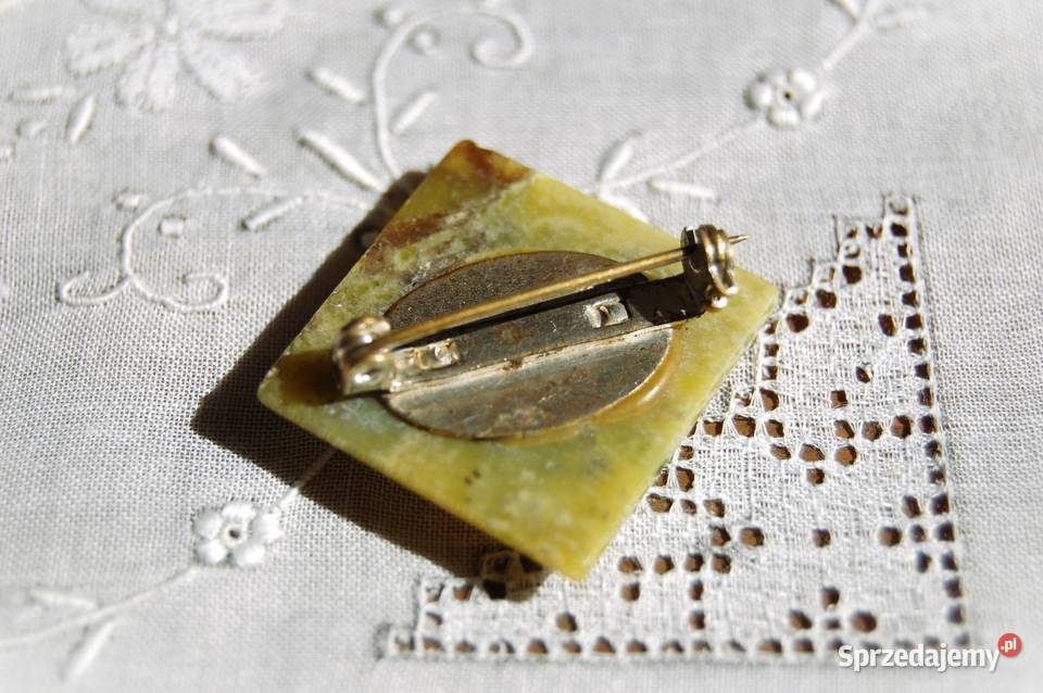 Stara broszka nefryt kaboszon kwadrat design