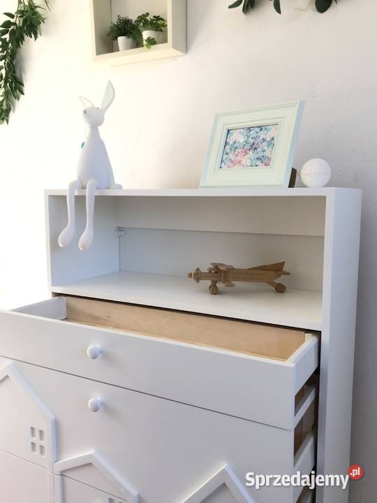 Mała komoda do pokoju dziecięcego z szufladami Brzuśnik