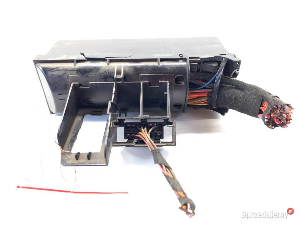 SKRZYNKA BEZPIECZNIKÓW VW TIGUAN SUV 0718 20 110 podkarpackie sprzedam
