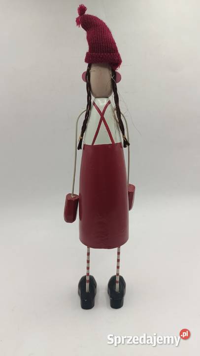 Figurka zimowej dziewczynki w czerwonym stroju sprzedam