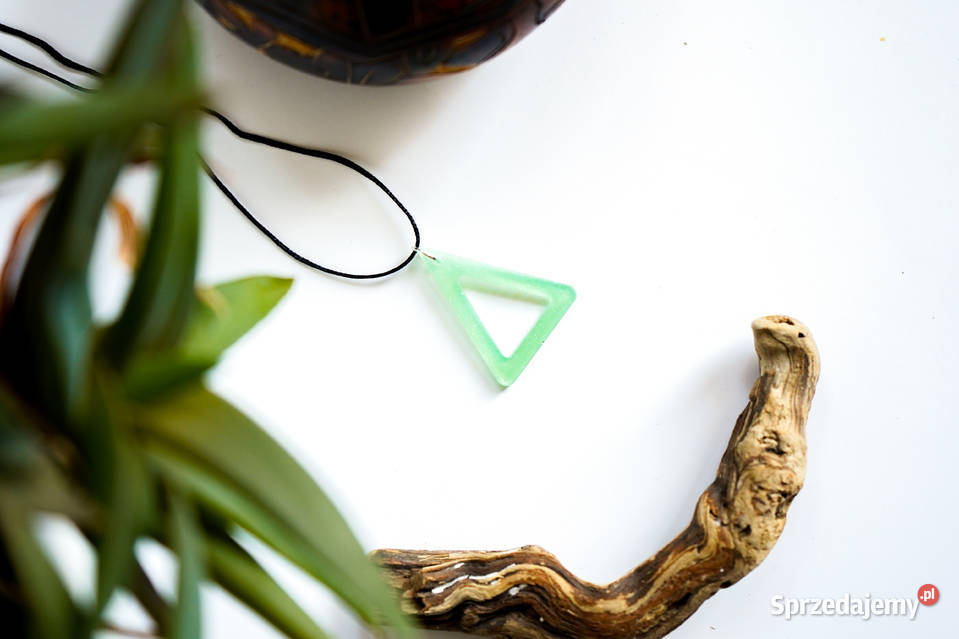 Trójkątny jasnozielony wisiorek świecący w Warszawa