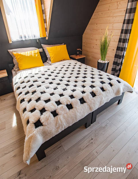 Narzuta z owczej skóry biało czarna szachownica Szaflary