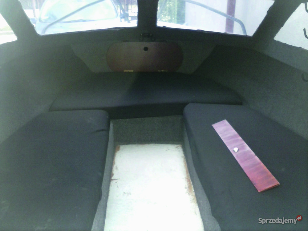 Łódka kabinowa z silnikiem