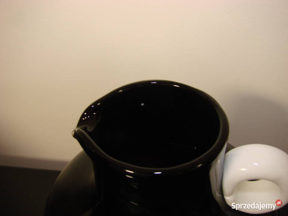 dzbanek z czerwonego szkła Porcelana i szkło Pruszcz Gdański