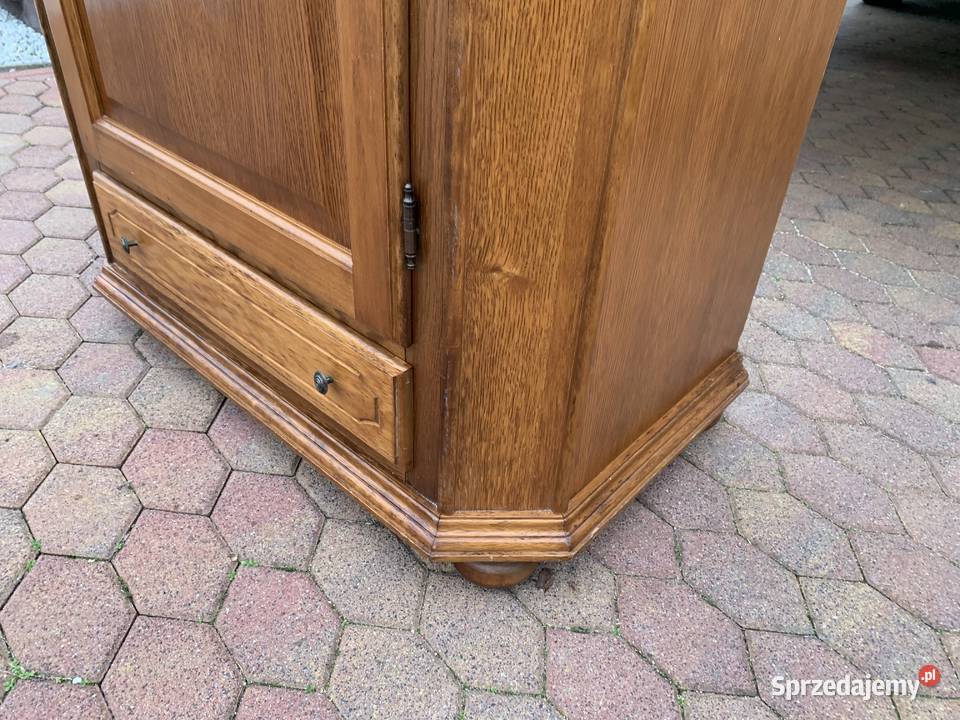 Ładna dębowa szafa jednodrzwiowameble