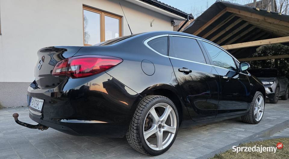 Opel Astra j 14 turbo LPG sedan 2017 r czarny