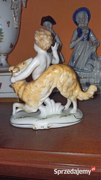 Figurka Putto z chartem Syg Import Gdańsk