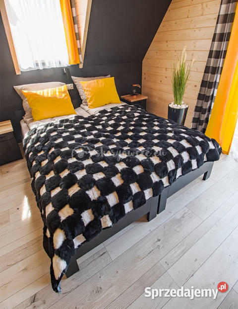 Narzuta z owczej skóry czarnobiała szachownica Szaflary