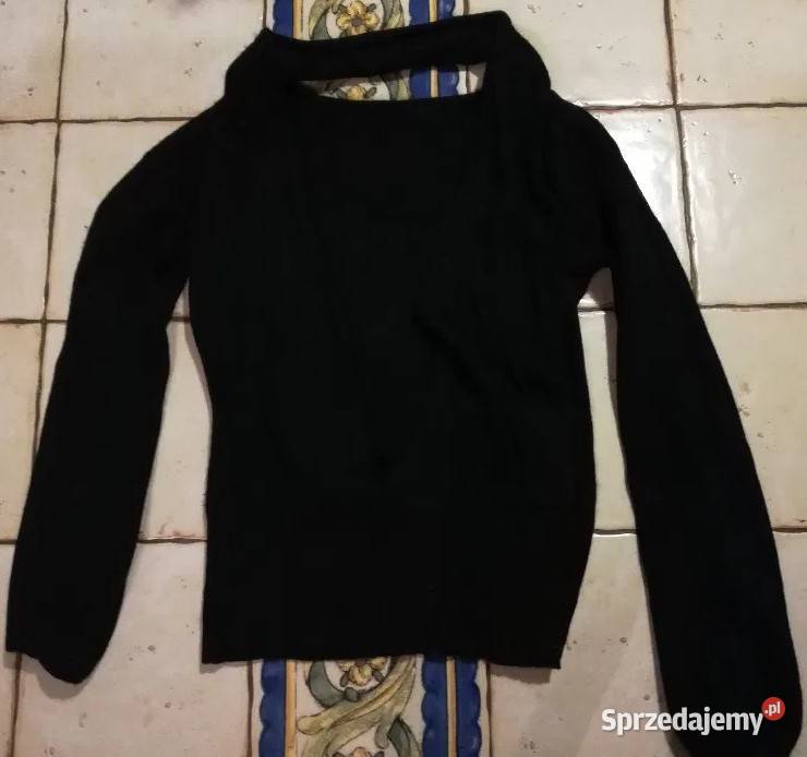 Czarny wełniany swtery w serek z guzikami Faliza Swetry i golfy małopolskie
