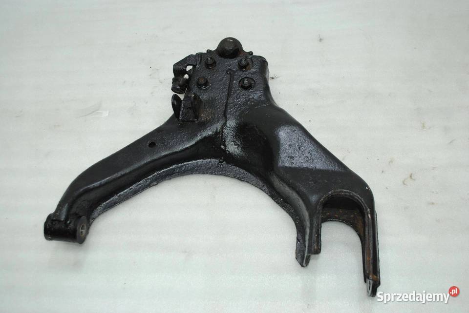 WAHACZ PRAWY PRZÓD ISUZU D 30 TD 06R osobowe Półki tylne