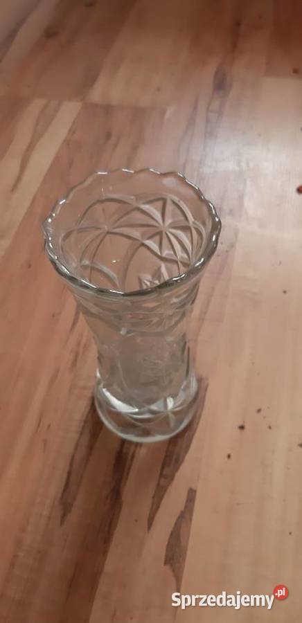Szklany wazonik z czasów PRL u Warszawa