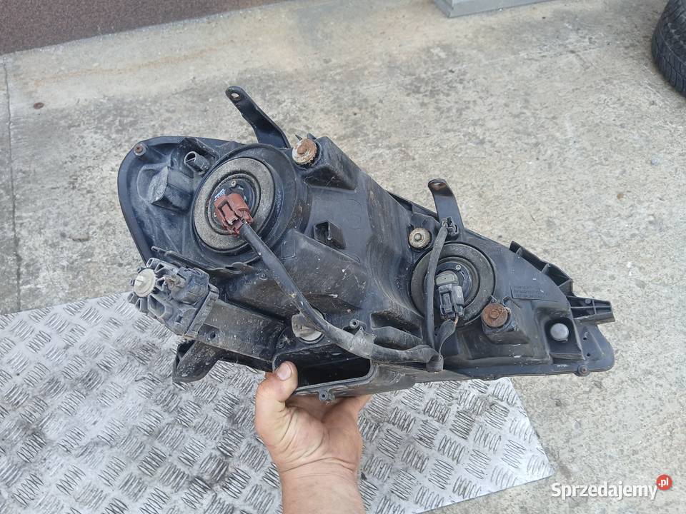 Lampa lewa przód przednia Toyota Avensis Verso Radłów