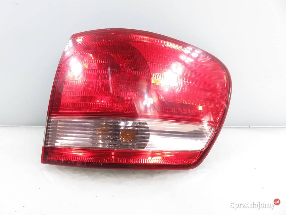 LAMPA PRAWA TYLNA TOYOTA AVENSIS VERSO M2