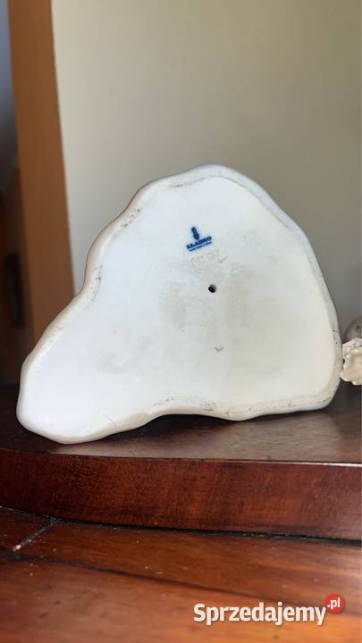 Figurka Dziewczyna zrywająca kwiaty Lladro Porcelana i szkło Gdańsk