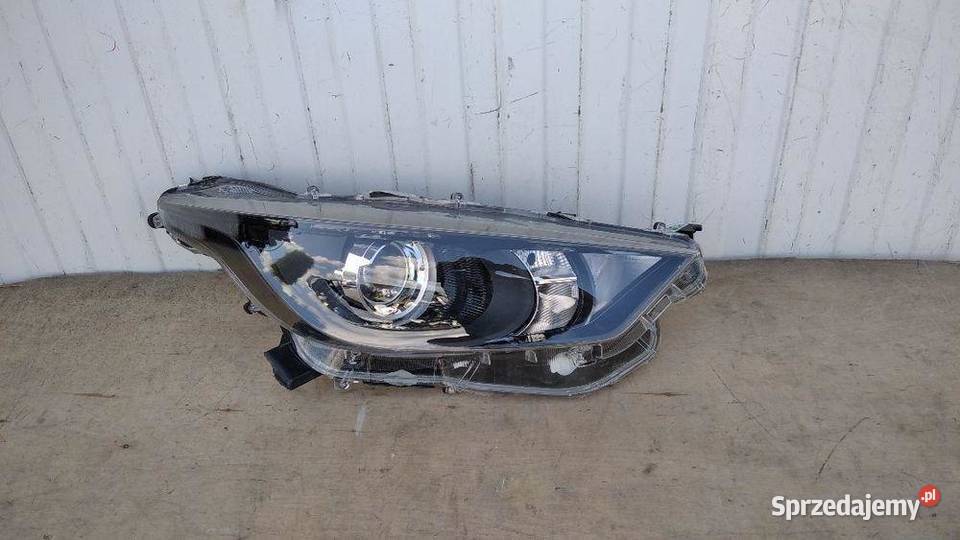 TOYOTA YARIS 4 IV LAMPA PRAWA PRZÓD