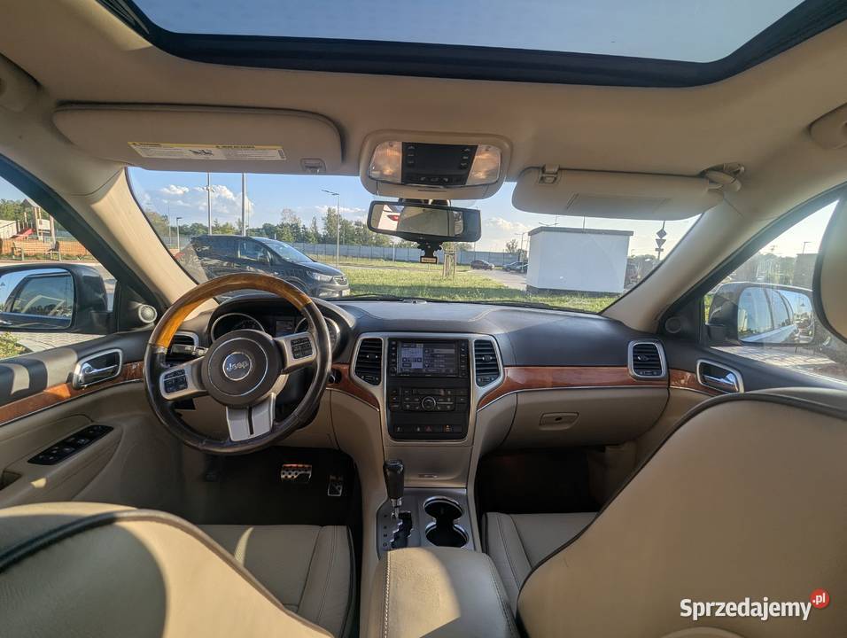 Jeep grand Cherokee wk2 30crd niski przebieg sprzedam