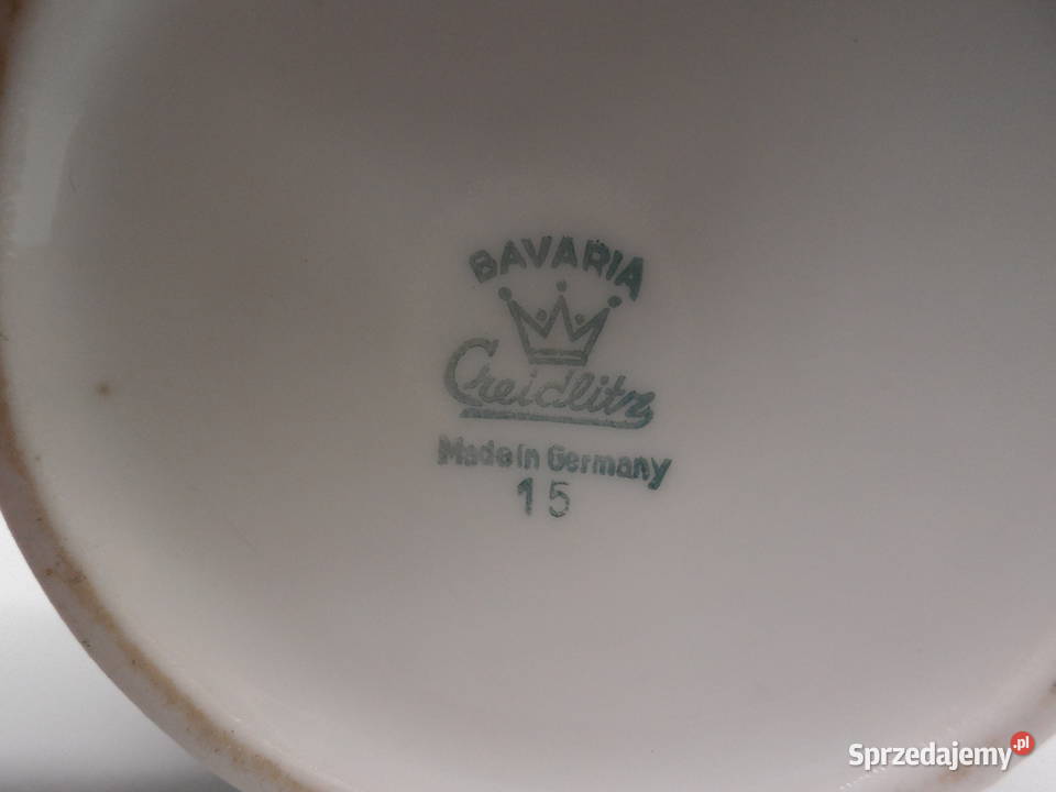 Wazon z motywem czerwonej róży pochodzący z Porcelana i szkło