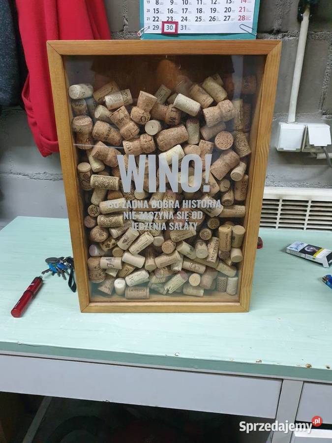 Drewniana kasetka z mottem plus 200 korków wina Warszawa sprzedam
