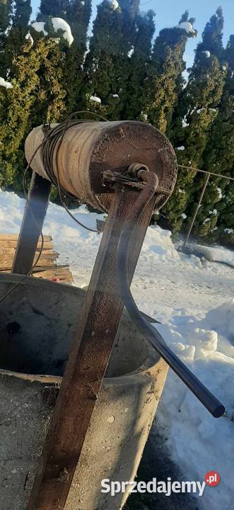 Metalowy wałek z korbą i podstawą do studni Busko-Zdrój