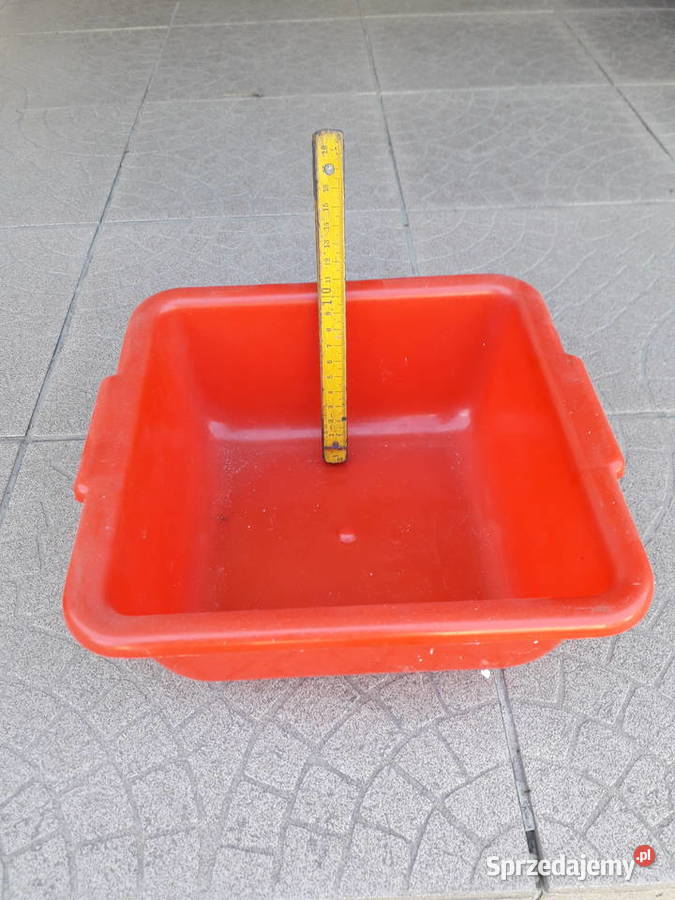Czerwony plastikowy pojemnik kwadratowy o boku Kraków