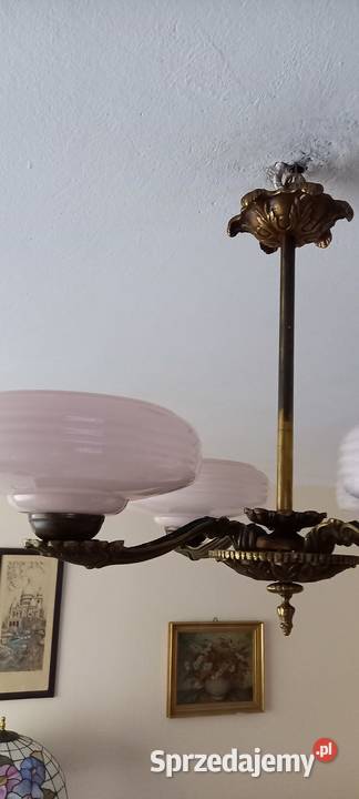 Mosiężny czteroramienny żyrandol z kloszami Skierniewice