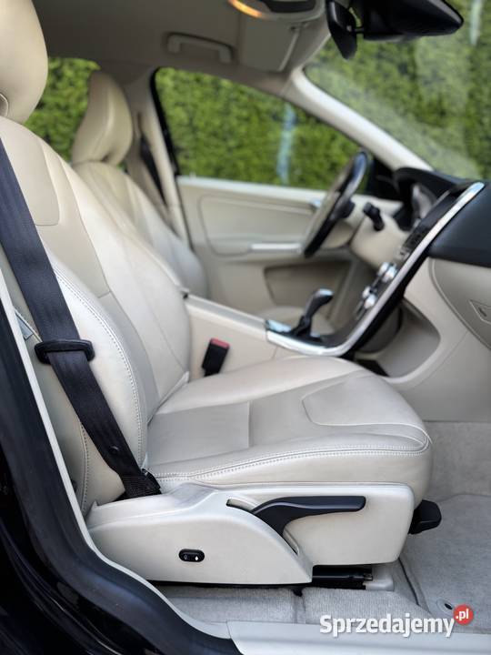 Sprzedam Volvo XC60 wersja Momentum produkcji czarny Volvo