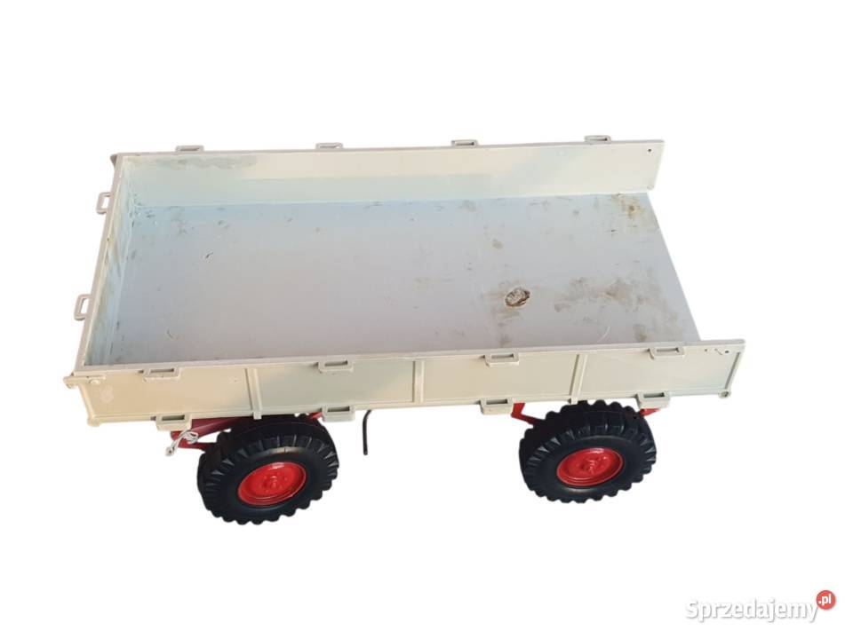 Stary model traktor z przyczepą ITES Cieszyn