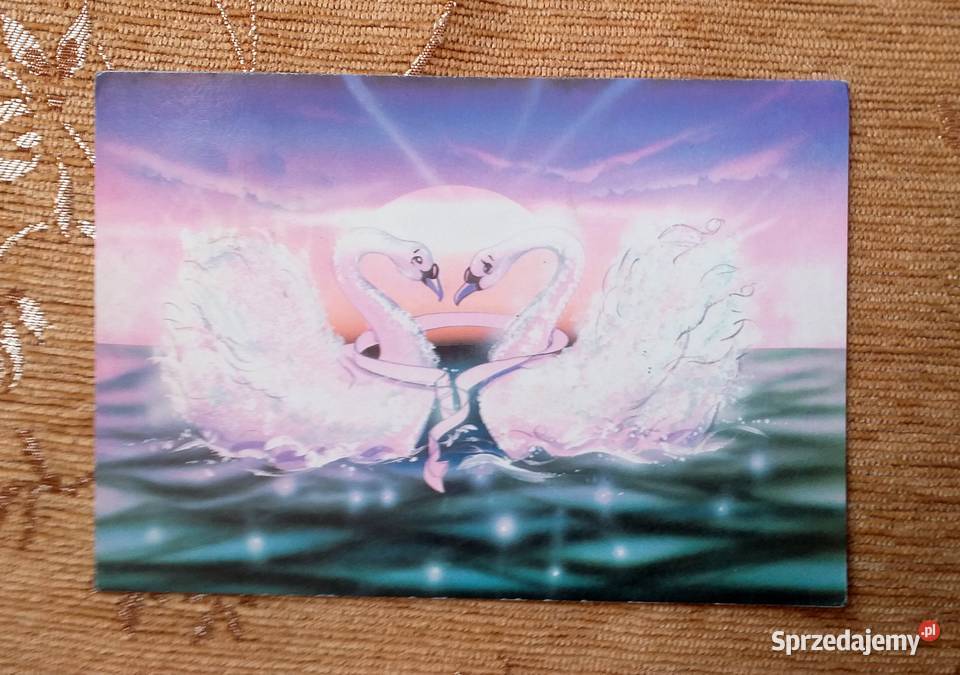 DWA BIAŁE ŁABĘDZIE O ZACHODZIE SŁOŃCA PROJ Pocztówki i karty telefoniczne Antyki, Sztuka, Kolekcje Piszczac