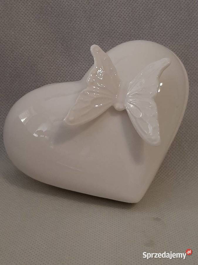 Śliczne porcelanowe puzderko z motylkiem 3D