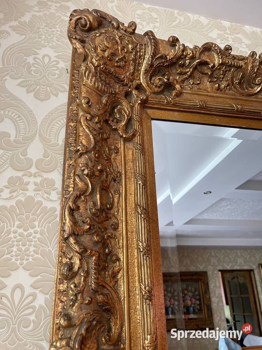 Stare wielkie kryształowe lustro na drewnie