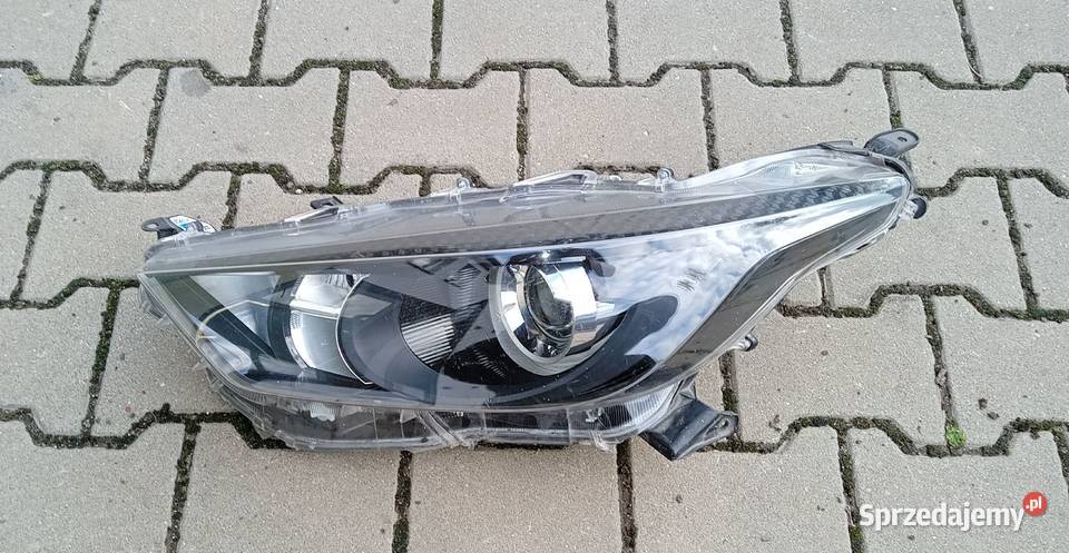 Toyota Yaris IV reflektor lampa lewy przód Przeźmierowo sprzedam