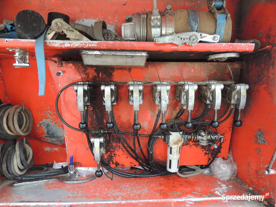 Naczepa komorowa do paszy