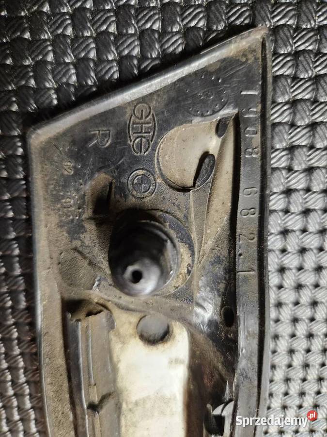 Listwa błotnika prawy przód bmw e32 Karoseria