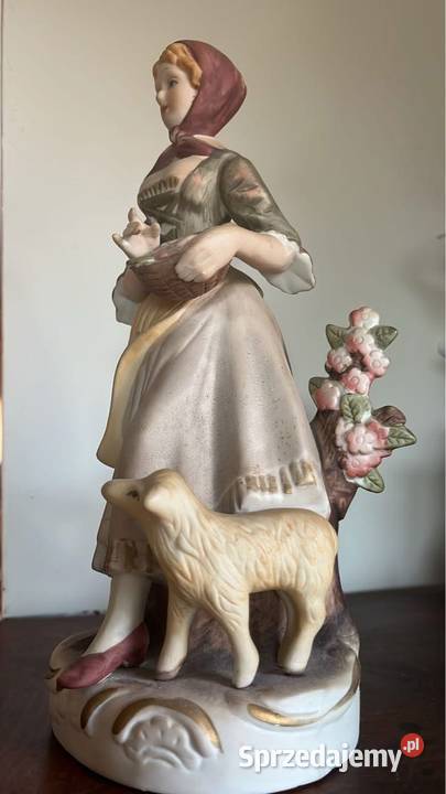 Figurka dziewczyny z owieczką Bez sygnatury Made pomorskie Gdańsk
