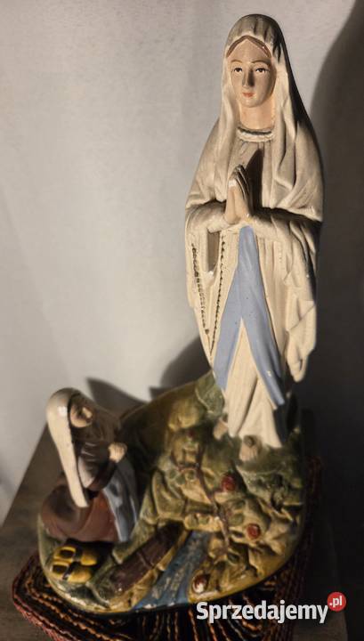 Stara figurka z gipsu Matka Boska z Bernadettą z łódzkie Łask