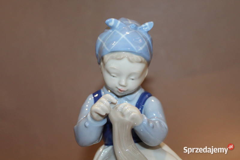 Figurka kobiety robiącej na drutach Lippelsdorf Szczecin