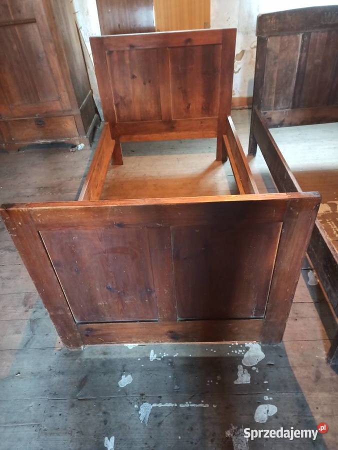 Starodawne drewniane łóżka antyki