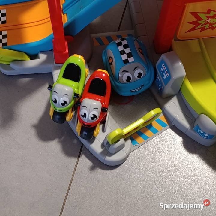 zabawkowy tor samochodowy z serii Smoby Vroom Poznań