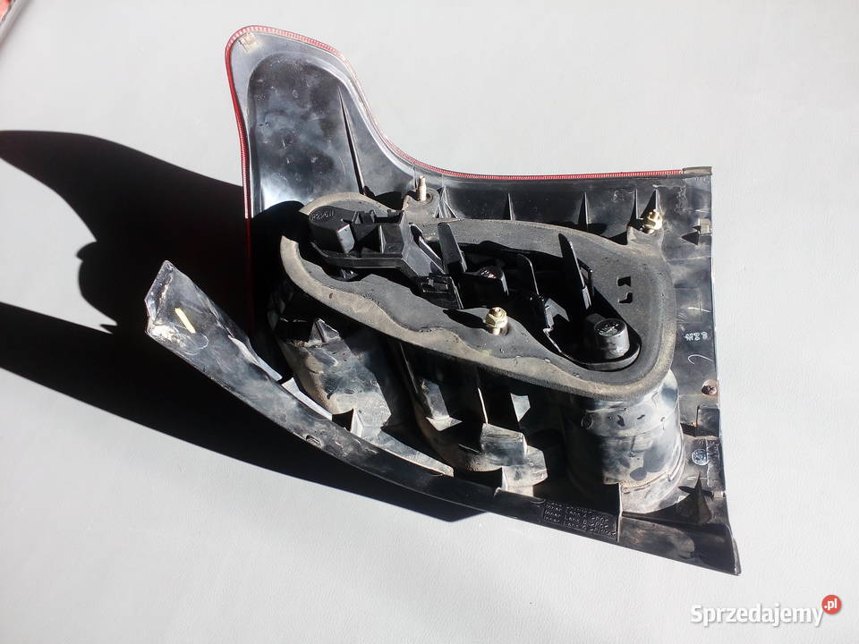 Lampa lewy tył kombi Toyota Avensis t27 Połaniec