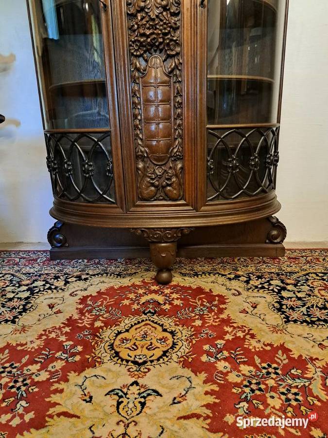 Piękna owalna witryna neorenesans