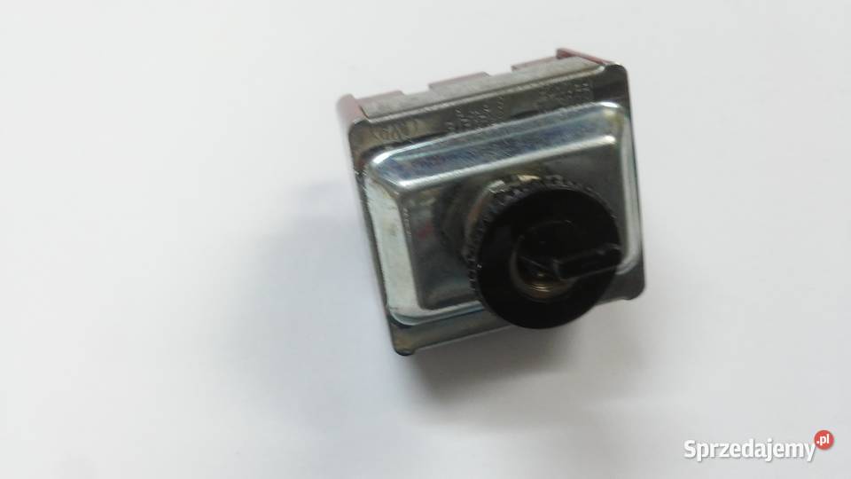 Włącznik hebelkowy 3 torowy 15A250V firmy APEM