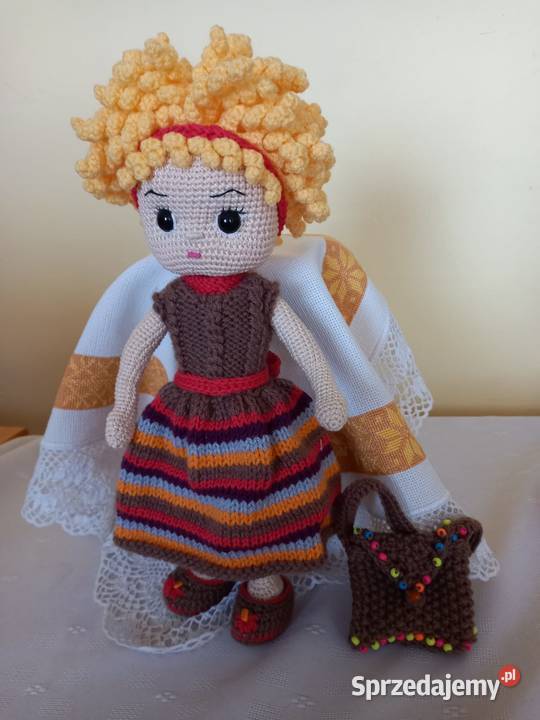 Ręcznie robiona na szydełku lalka z garderobą