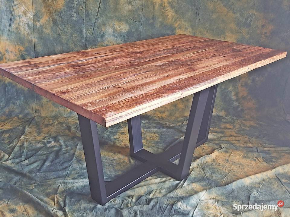 Loftowy stół z blatem ze starego drewna na metalowych nogach