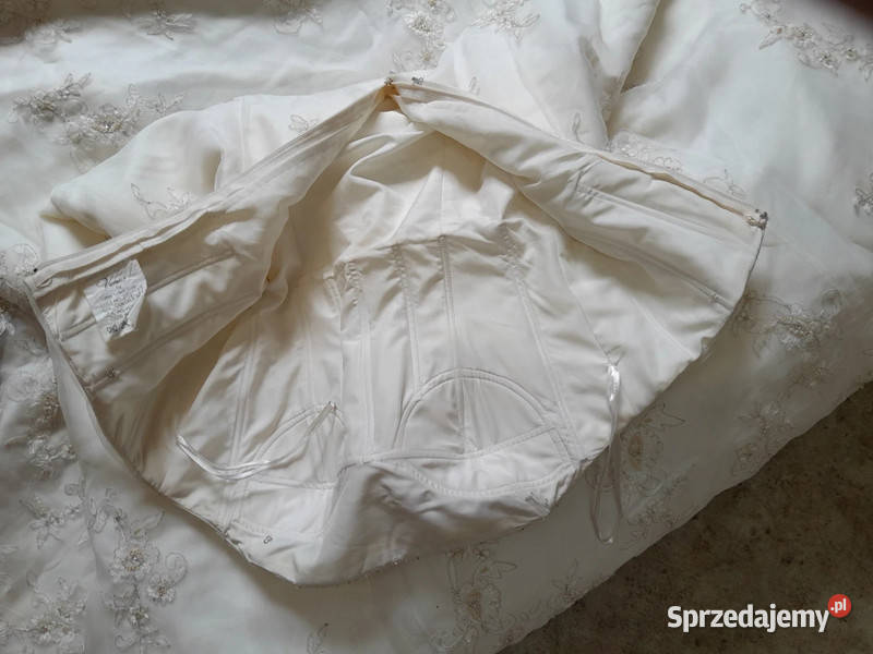 Koronkowa sukienka ślubna Venus Bridal z Los A