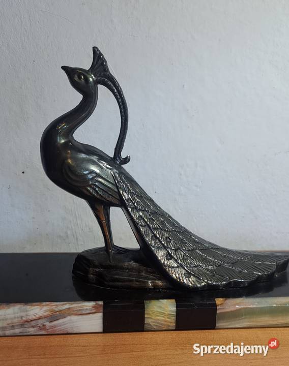 metalowa figura pawia na marmurowoonyksowej mazowieckie