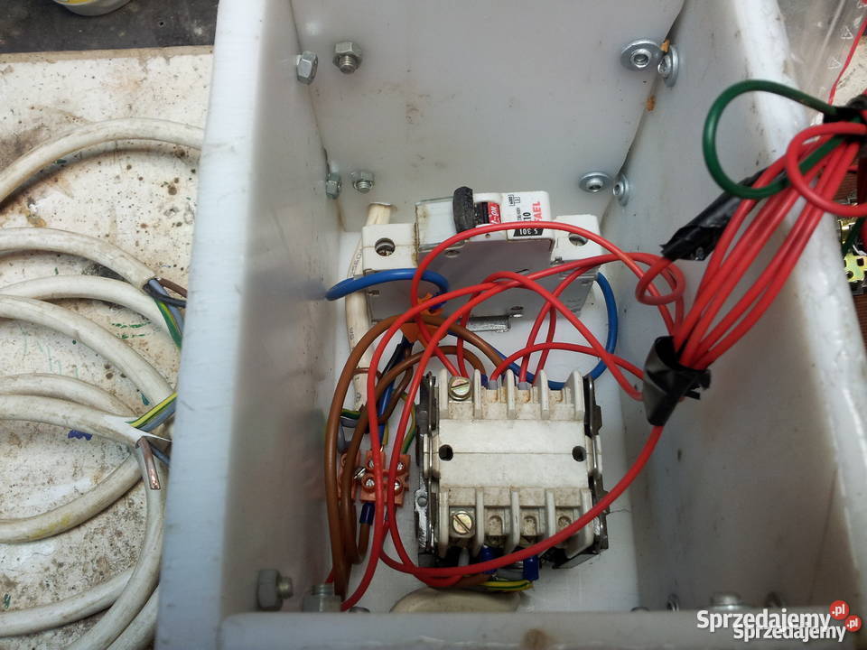 bojler z grzałką i skrzynką sterowniczą na