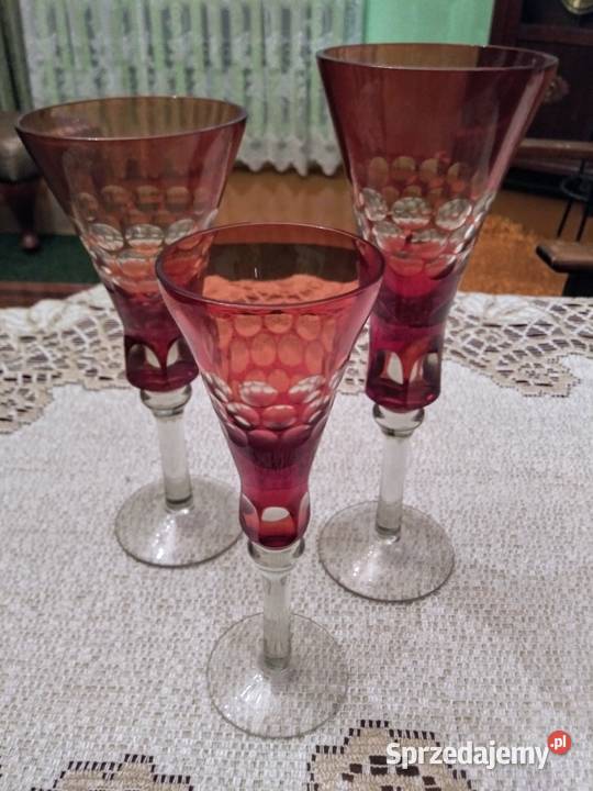 Kryształowe kieliszki czerwony