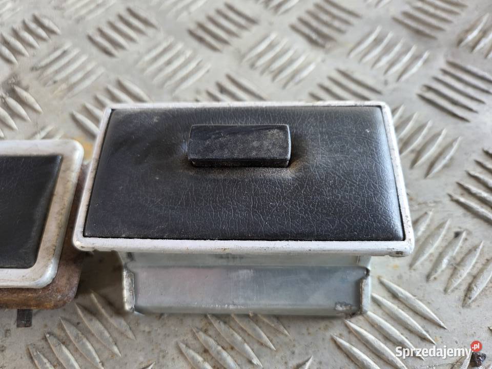 Zastava 1100 dwie popielniczki sprzedam