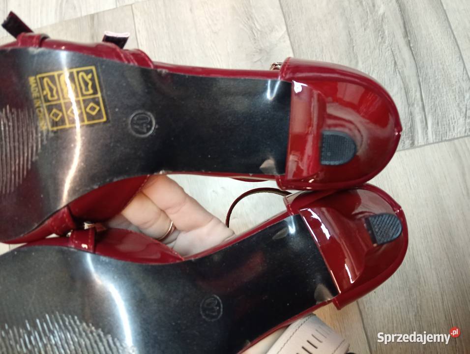 40 Bordowe czółenka wieczorowe z zapięciem Nowe Kraków