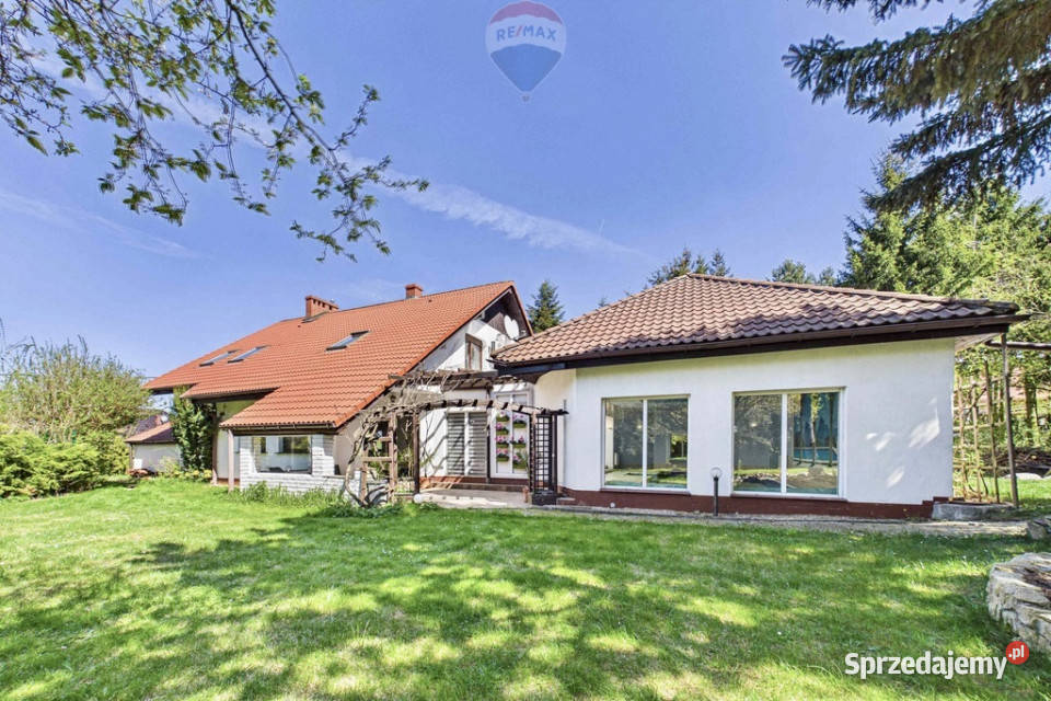 Dom z krytym basenem i pięknym ogrodem asfalt Nieruchomości Kunice